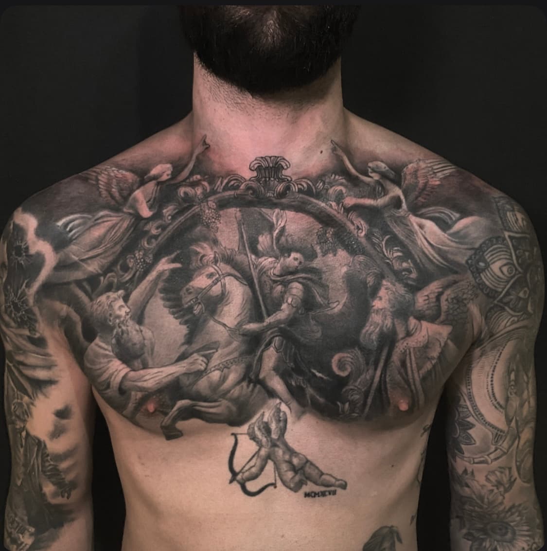 Pecho con escena mitológica de batalla — caballeros y figuras alegóricas