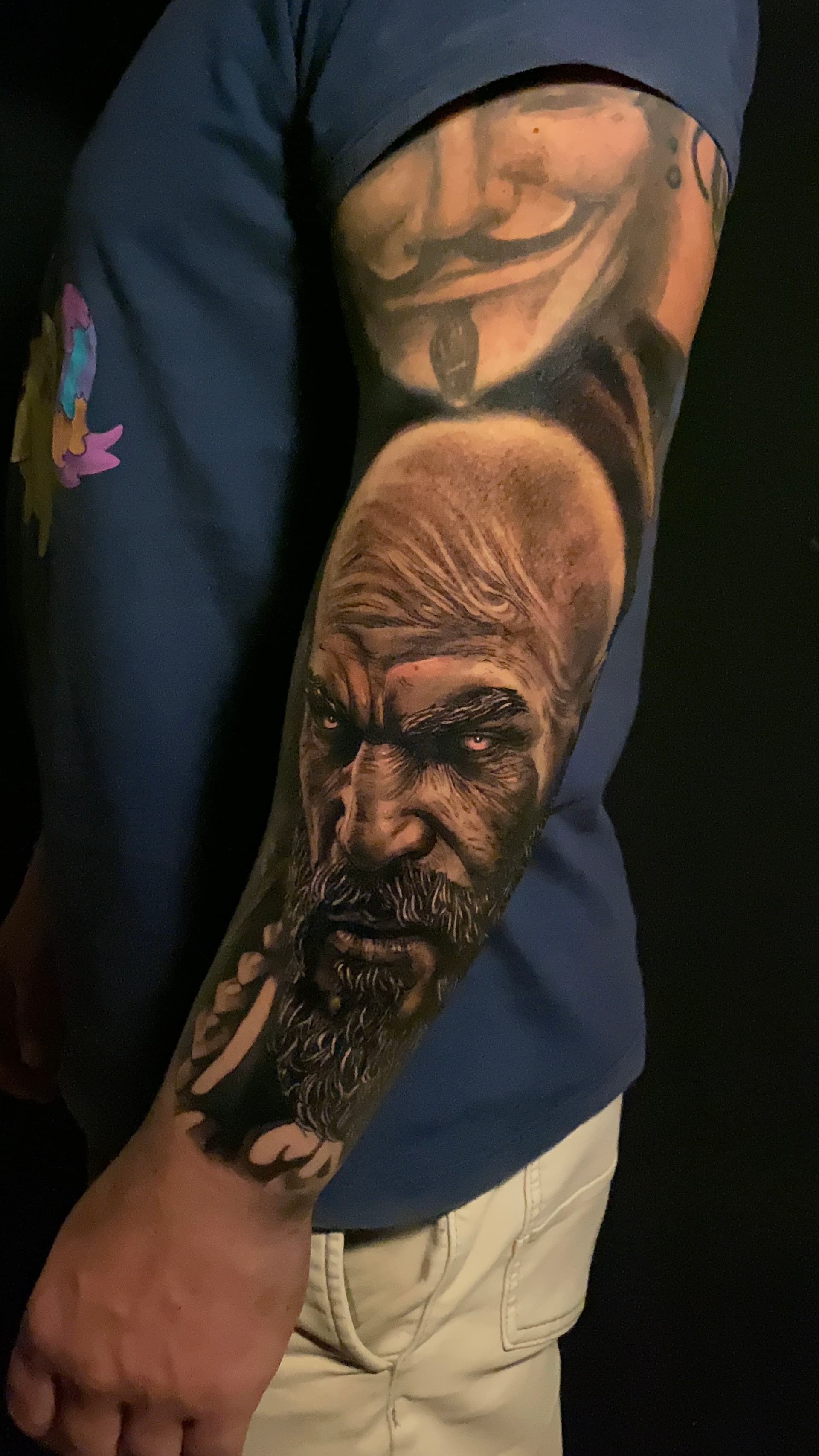 Manga con Kratos (God of War) y máscara de Guy Fawkes