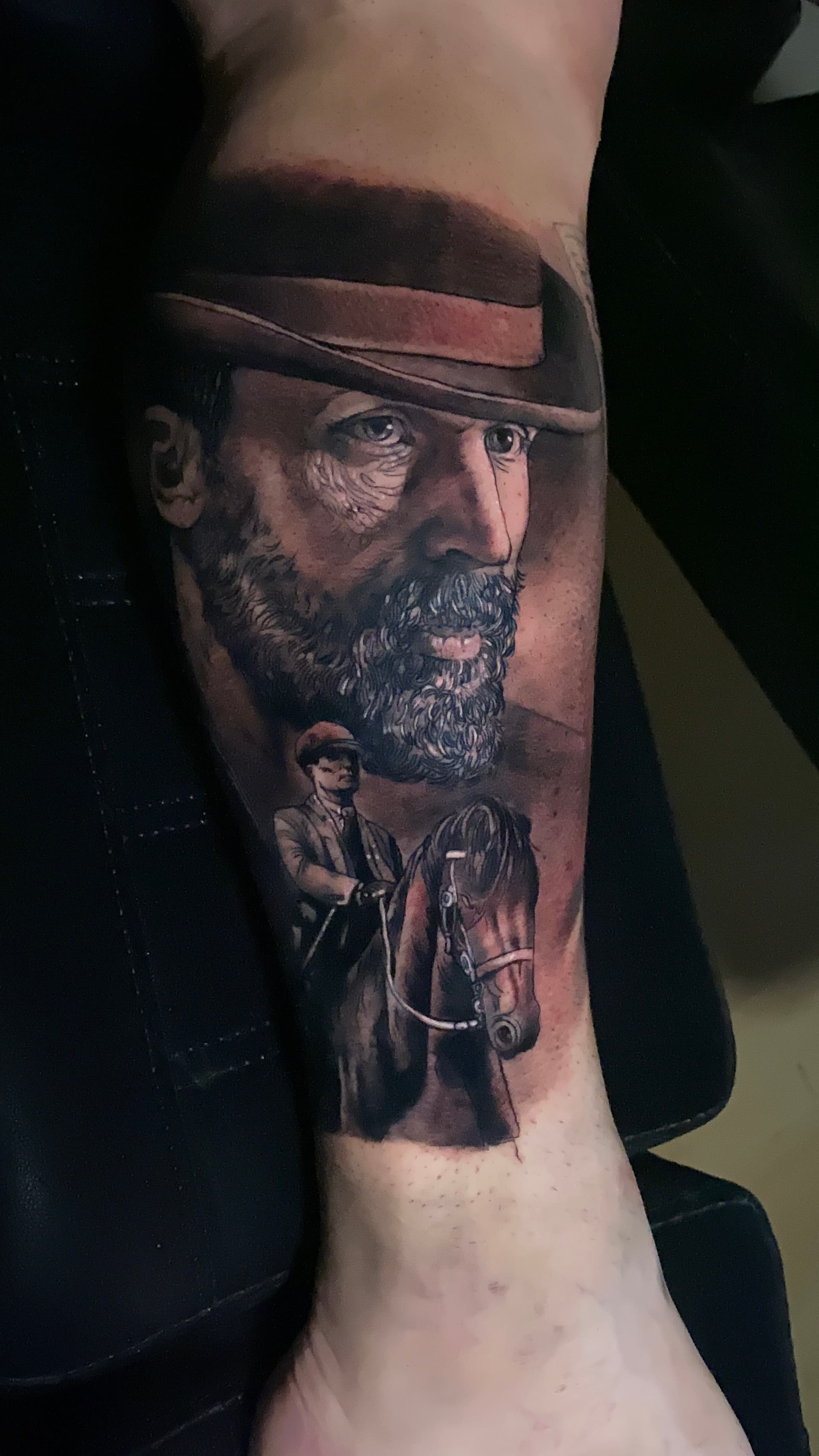 Personaje de Peaky Blinders con sombrero y caballo
