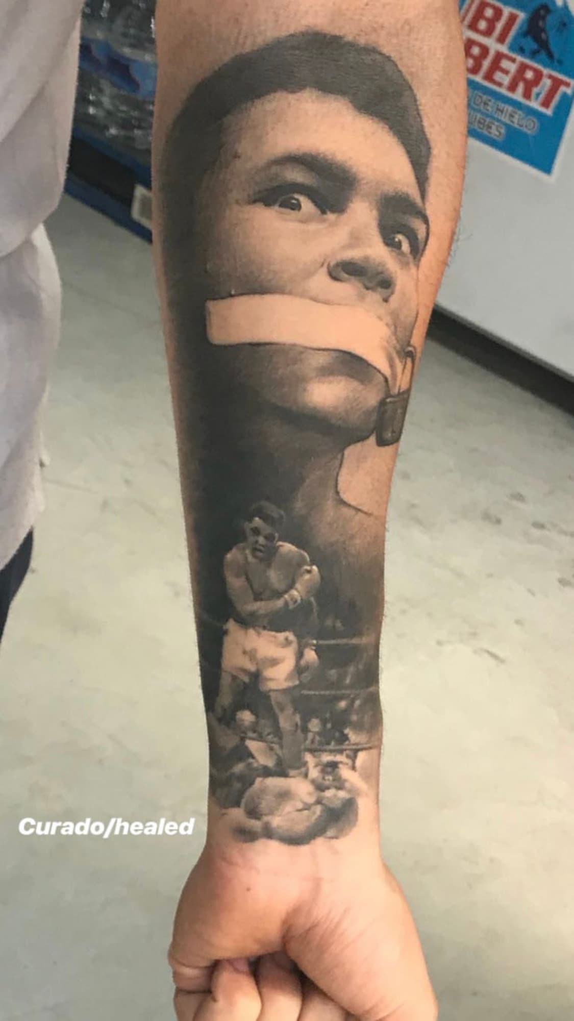 Tatuaje sobre el boxeador ali en el antebrazo totalmente curado