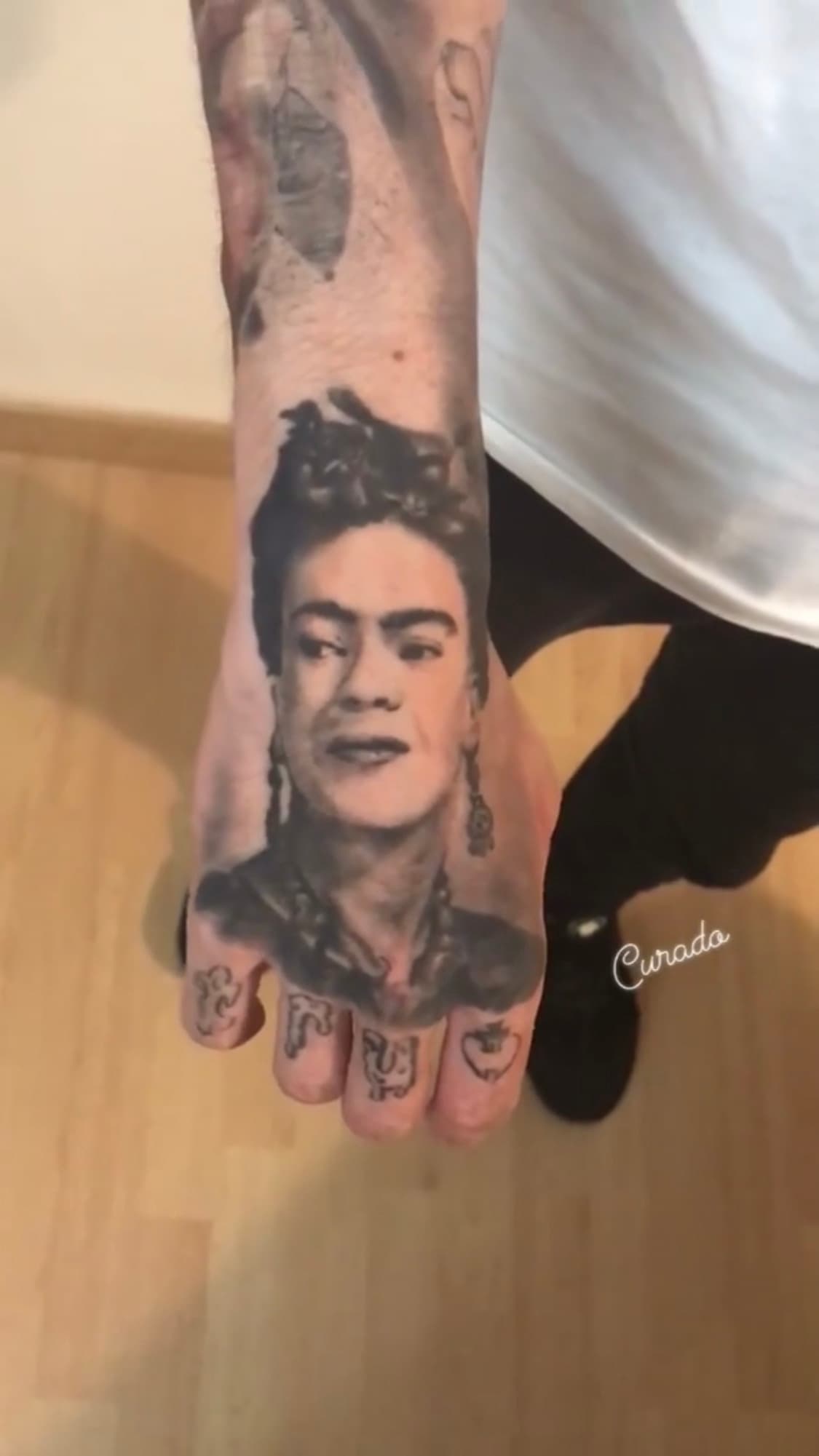 Tatuaje en la mano de el retrato de Frida Kahlo totalmente curado
