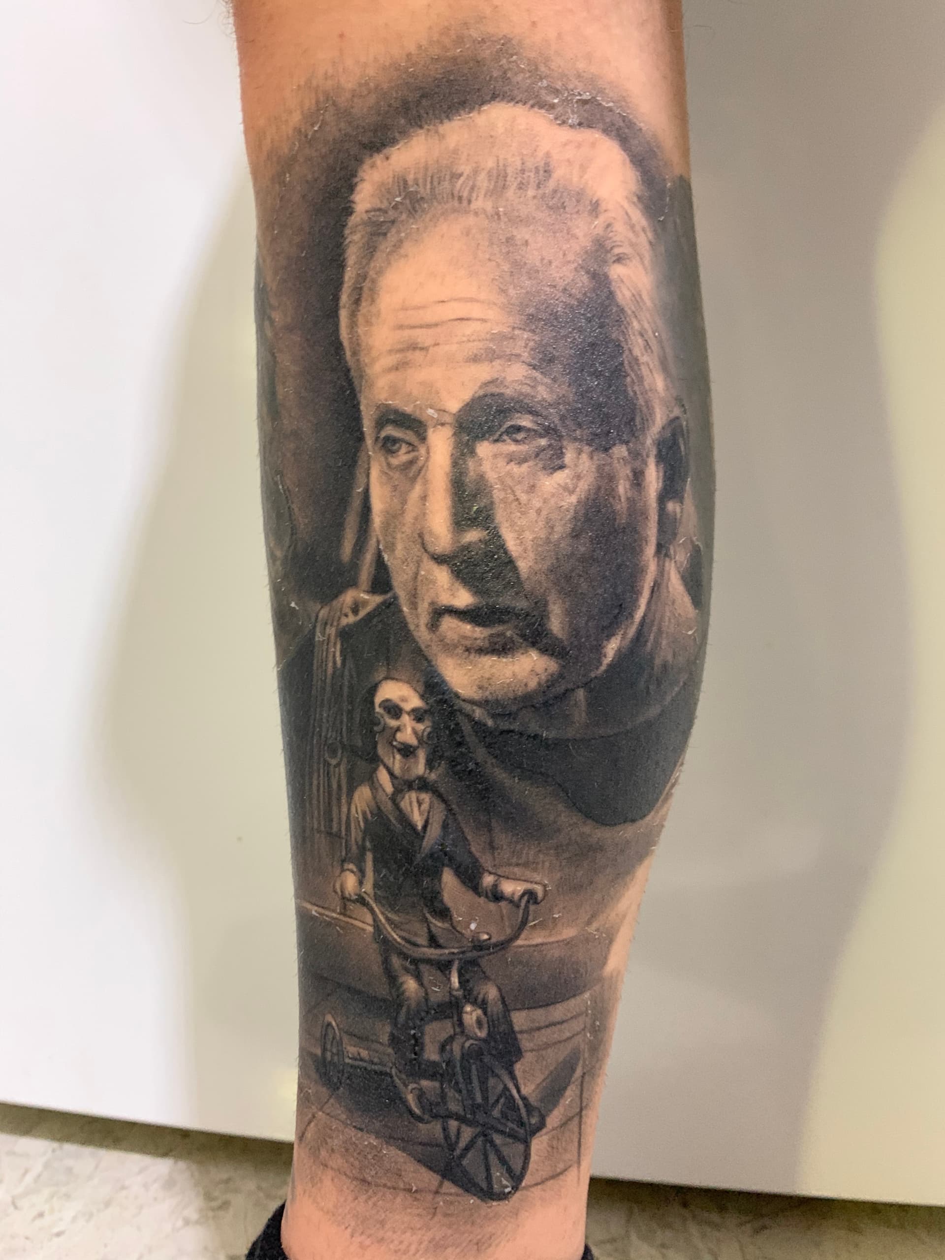 Atuaje totalmente curado de Jigsaw en la pantorrilla